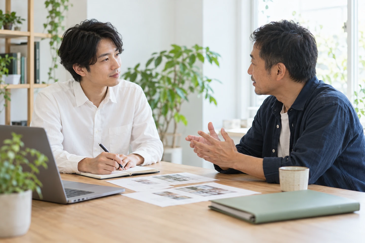 お客様の話を聞き、提案内容を整理する打ち合わせ（AI生成イメージ）