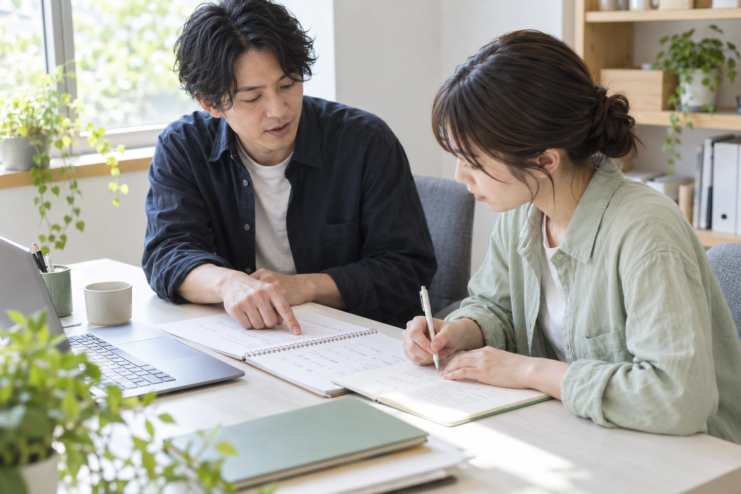 資料を見ながら仕事の流れを学ぶ研修場面（AI生成イメージ）