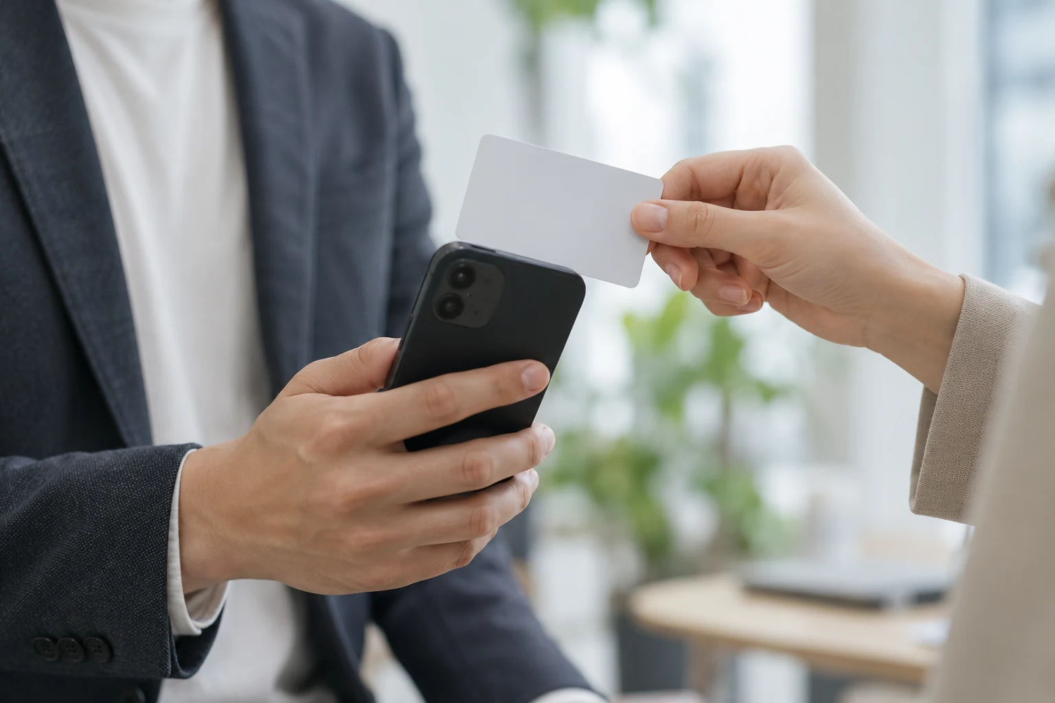 白いカードをスマートフォンに近づけ、プロフィールを共有する場面（AI生成イメージ）