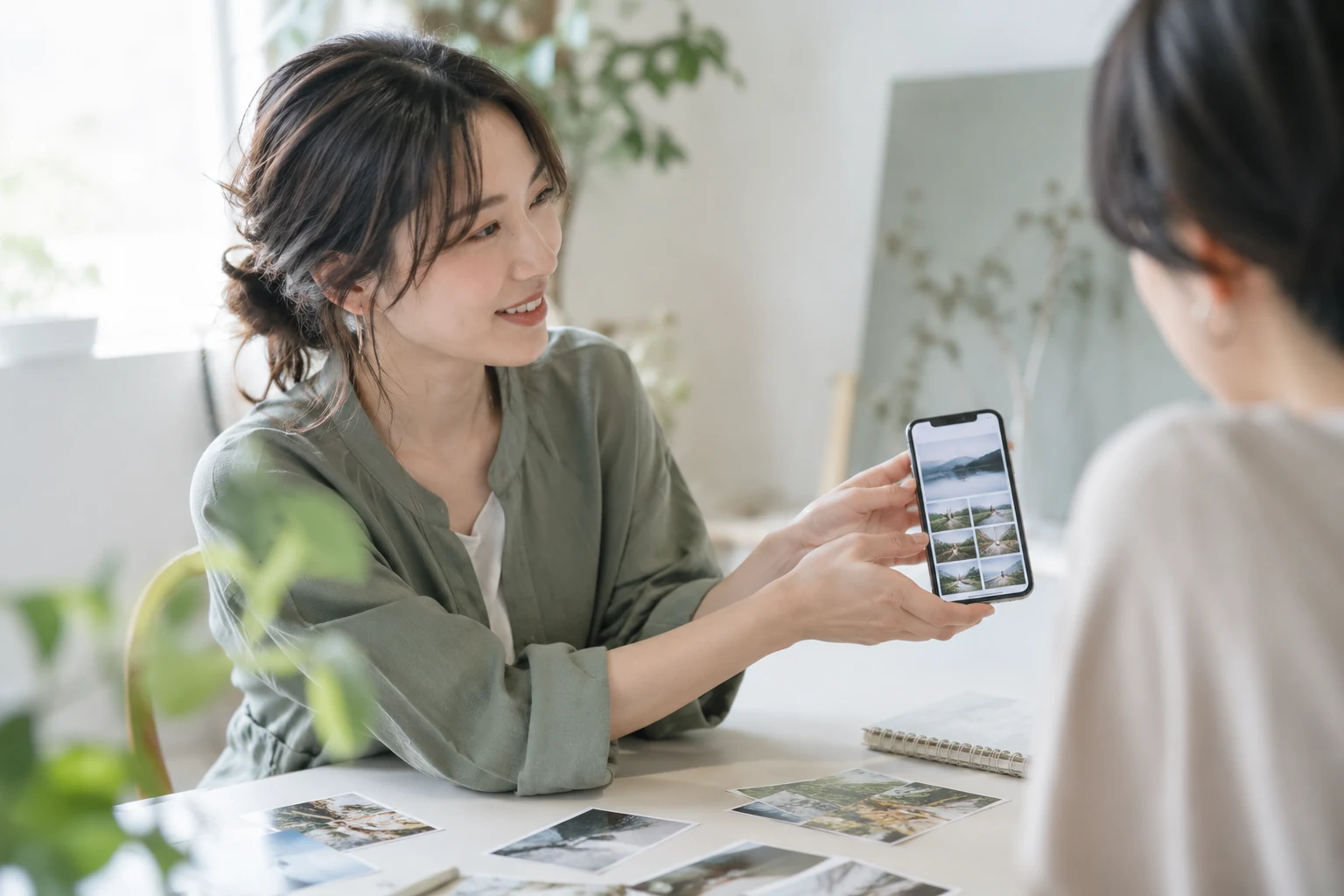 個人の作品や活動をスマートフォンで紹介する場面（AI生成イメージ）