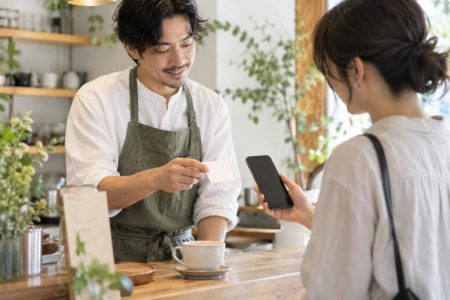 店舗でSNSのプロフィールを紹介する場面（AI生成イメージ）